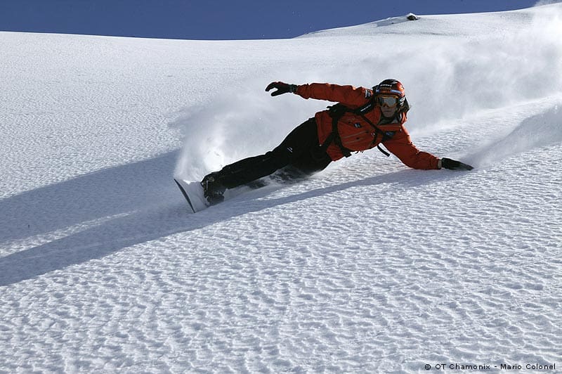 Snowboarder in Chamonix on fresh, powdery snow